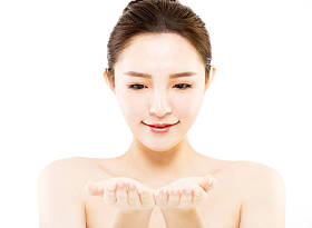 年轻女子在手掌上显示空副本空间