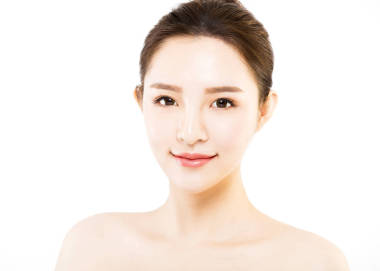 特寫(xiě)年輕女子臉上白色孤立圖片