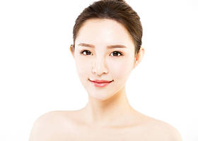 特写年轻女子脸上白色孤立图片