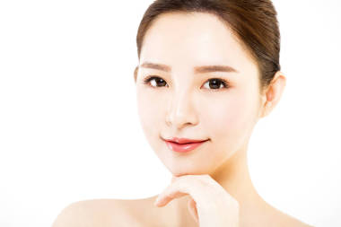 特写年轻女子脸上白色孤立