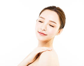 特写年轻女子脸上白色孤立照片