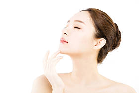 年轻女子美丽的脸庞，肌肤清澈