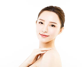 特写年轻女子脸上白色孤立图片