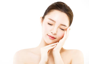 特寫年輕女子臉上白色孤立