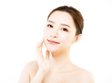 特寫年輕女子臉上白色孤立