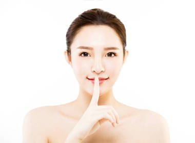  安静的手势特写年轻女人脸图片