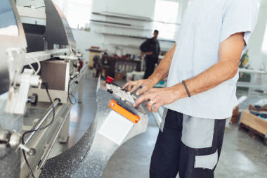 手工工人干切削機上的工作圖片