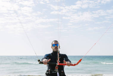英俊的男人 kitesurfer 的肖像
