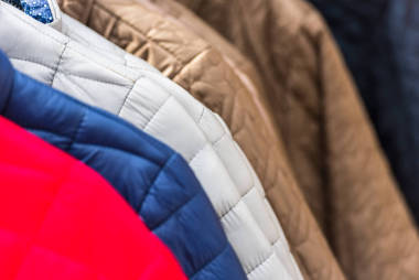 冬天的衣服掛在一家店