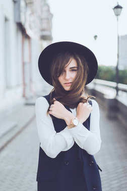 年輕的女孩在大街上擺姿勢圖片