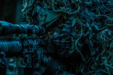 狙擊手穿穿著偽裝服