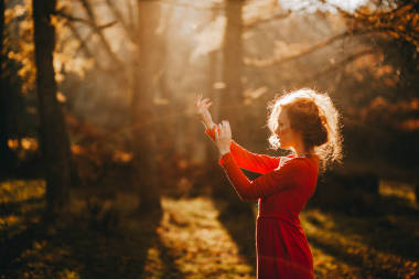 在森林里的年轻女子