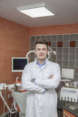 在牙科診所看牙醫(yī)