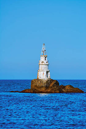 在海中的灯塔图片