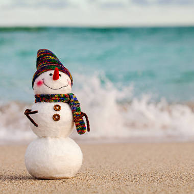 微笑著雪人站在海灘上圖片