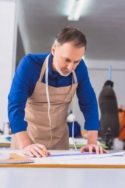 上班的鞋匠的肖像