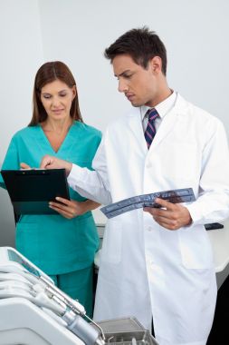 医生和助手分析病人的报告 医生和助手分析病人的报告