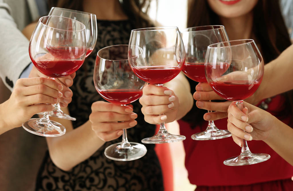 人们举杯同红酒图片 人们举杯同红酒图片