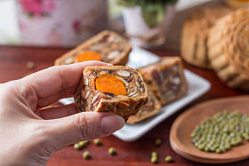 在女人手中的月饼图片