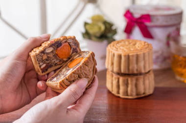 在女人手中的月餅照片