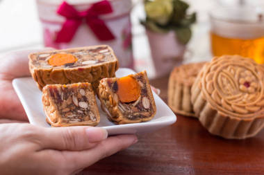 在女人手中的月