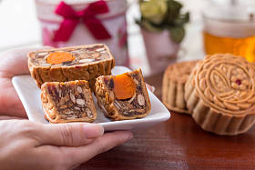 在女人手中的月