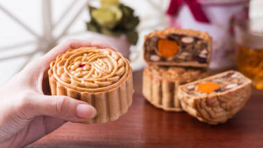 在女人手中的月