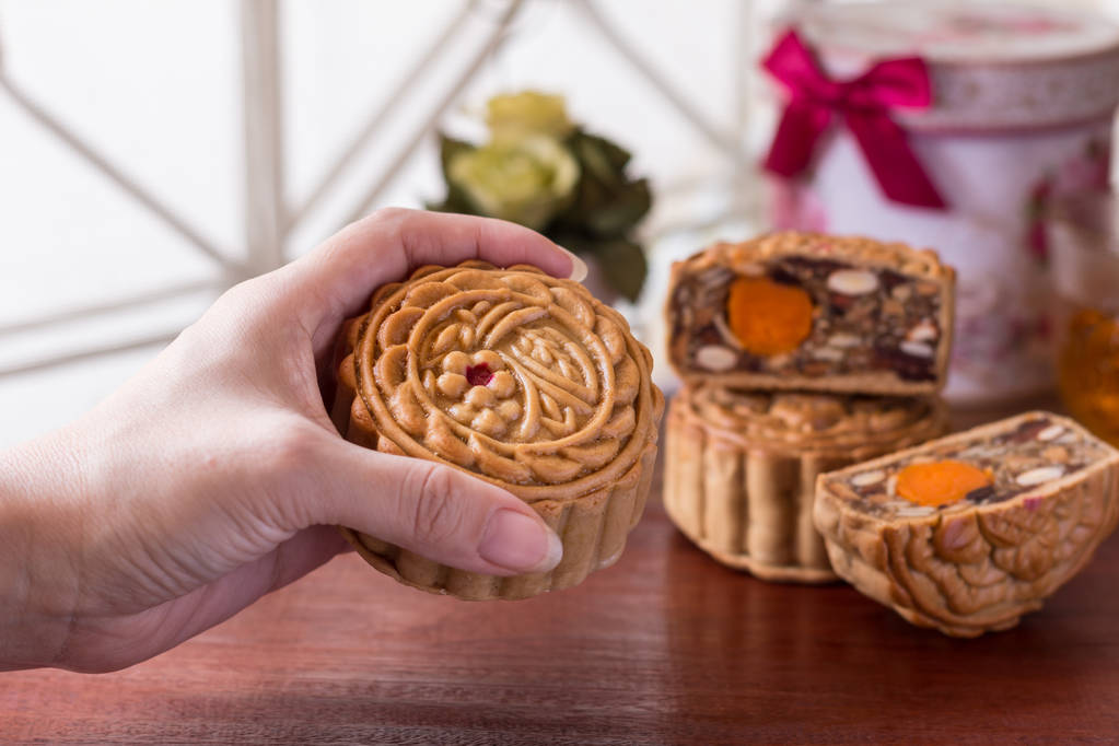 在女人手中的月 在女人手中的月