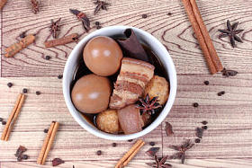 炸鸡混合蔬菜配炒香辣鱿鱼图片