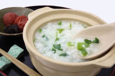鹽漬李子、 日本食品的七個(gè)草本的稀飯