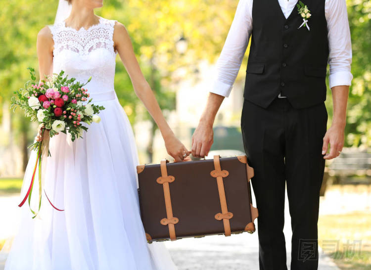 新郎和新娘與老式手提箱圖片