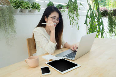 在樹木園在家里，木材表與亞洲 woma 公司辦公場
