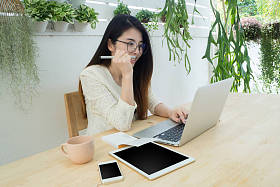 在树木园在家里，木材表与亚洲 woma 公司办公场
