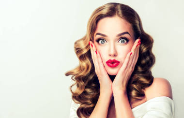 女人驚喜顯示產(chǎn)