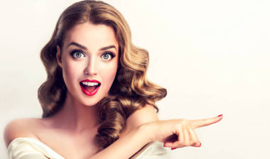 女人驚喜顯示產(chǎn)品照片