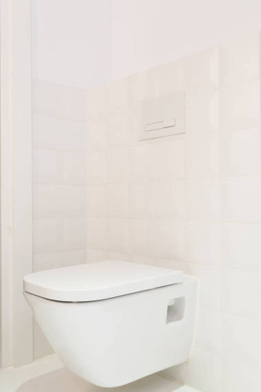 在現(xiàn)代，明亮的房子里的廁