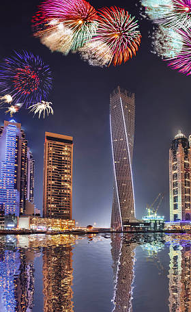 新年烟花汇演在迪拜，阿拉伯联合酋长国