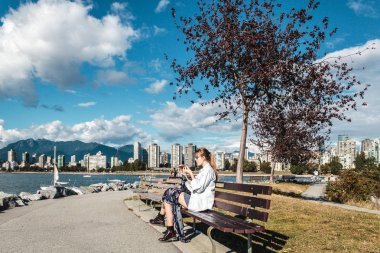 女孩在基斯海灘在溫哥華，加拿大吃蛋糕