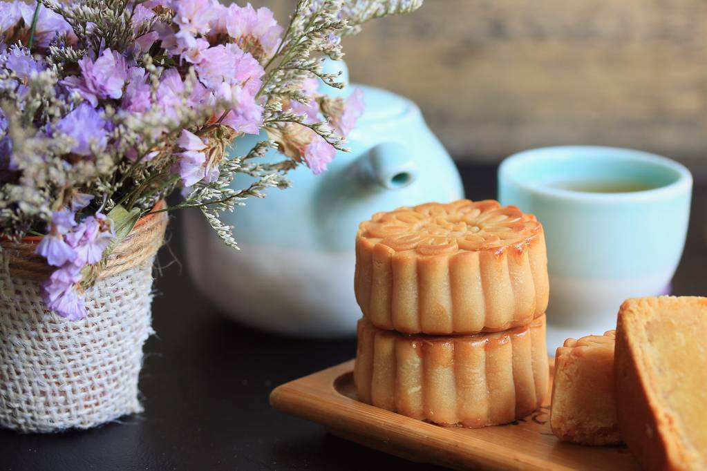 中秋月饼和热茶-中国蛋糕照片