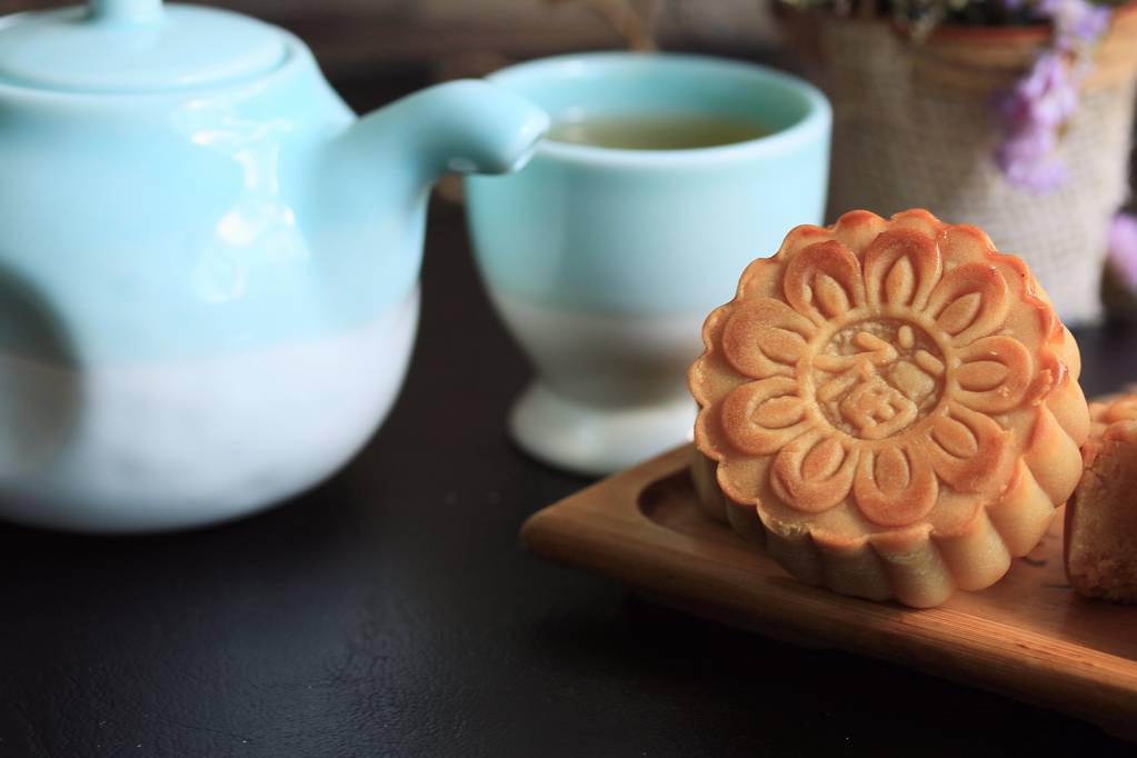 中秋月饼和热茶-中国蛋糕图片