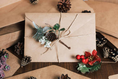 棕色信封用绳子捆着图片