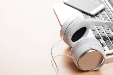 耳机和智能手机在笔记本电脑