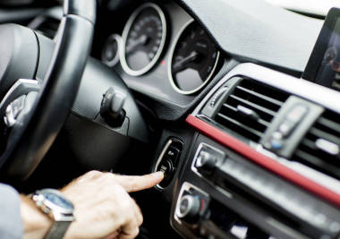 在現(xiàn)代汽車中的人圖片