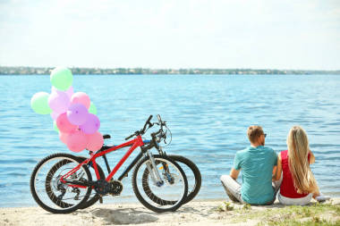 幸福的夫妇用自行车