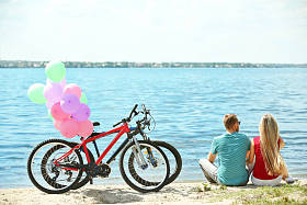 幸福的夫妇用自行车