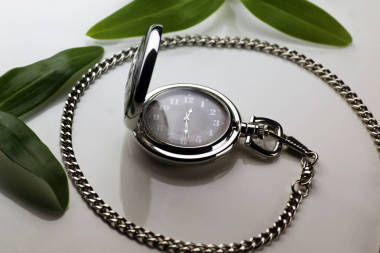 口袋里的手表復(fù)古概念圖片