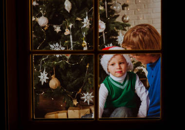 父親和兒子談話的圣誕樹裝飾客廳