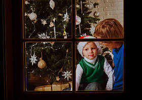 父亲和儿子谈话的圣诞树装饰客厅