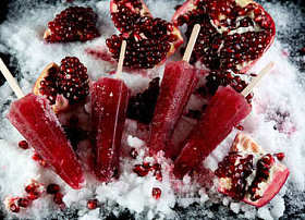 冻结在棍子上的石榴