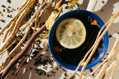 红茶的蓝色小花，橙皮和蓝色的花瓣